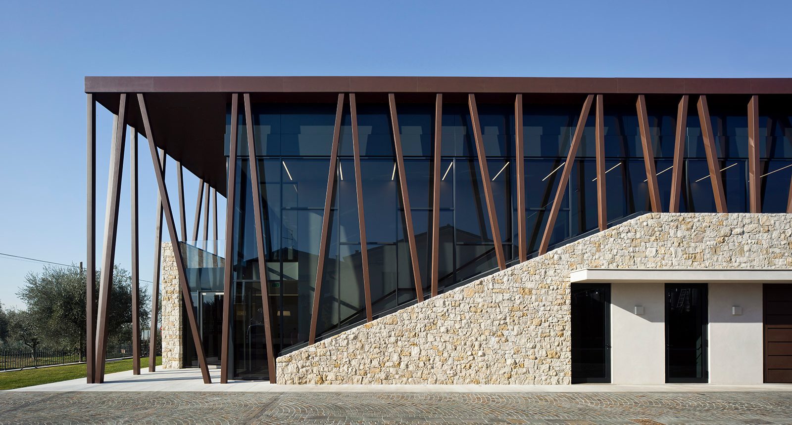 The visual elegance of stone: wineries as modern example of architecture